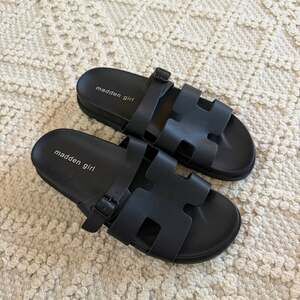 NWOT Madden Girl Darlaa Sandals